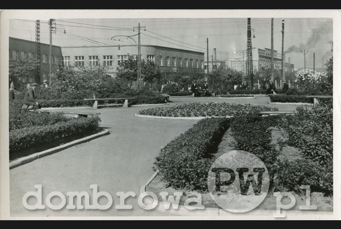 1940 r. Dombrowa O.S. - Blumenbeete bei Post (11)(Schinkovsky)