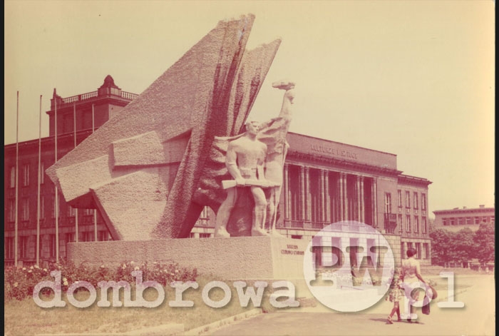 1977 r. Dąbrowa Górnicza - Pomnik Bohaterów Czerwonych Sztandarów, w głębi Pałac Kultury (KAW)